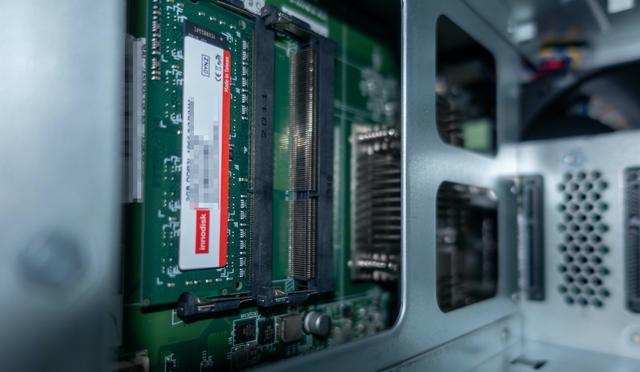 超详细Emby和Jellyfin对比！威联通TS-551：挂黑裙，转原盘如何？