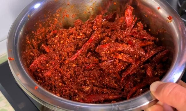 做辣椒油，直接淋热油是大忌，多加一步，辣椒油香辣红亮特入味