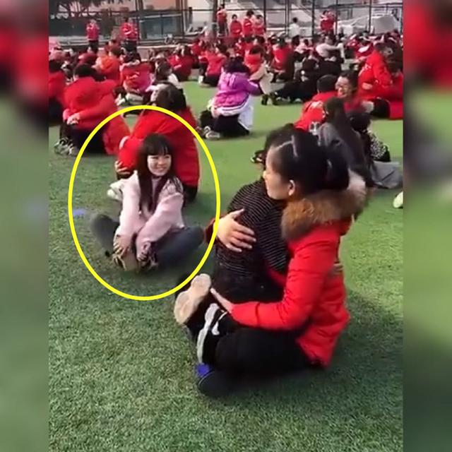 你的育儿经■幼儿园亲子活动，小女孩的爸妈缺席没来，故作坚强的样子让人心疼
