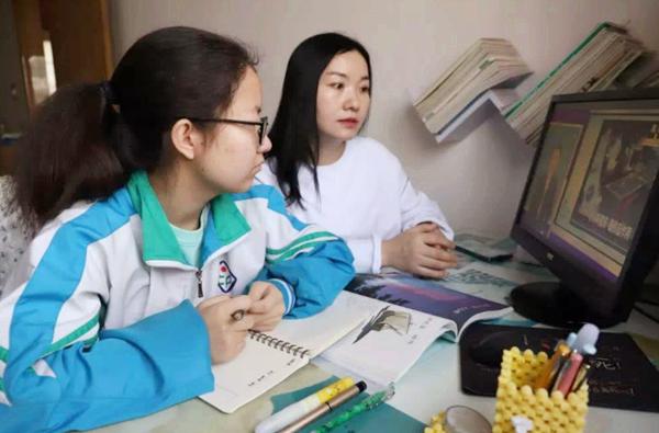#你的育儿经#学校让孩子上传背诵视频,家长费心帮作弊。网友:口罩还有这用途