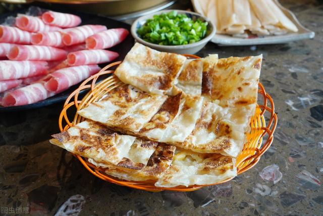 烙饼为啥又干又硬？厨娘教你3个窍门，烙饼又酥又软，层次分明