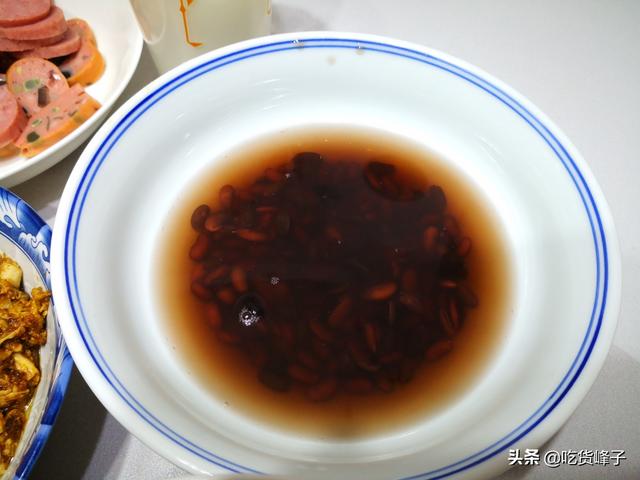 山东三口之家早餐在朋友圈火了，网友：不剩菜不浪费，拒绝精致穷