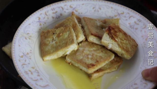 白菜别再直接炒了，加1块豆腐，比吃肉还过瘾，上桌连汤汁都不剩