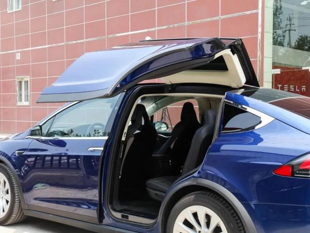 对比特斯拉Model X奥迪e-tron到底有多“稳”