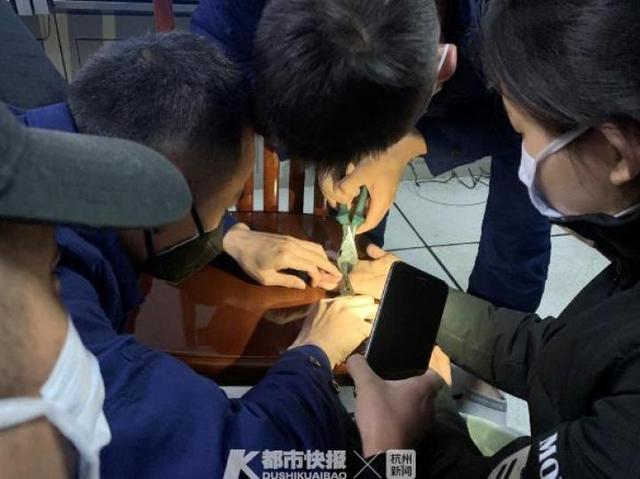 「超级宝妈」浙江一新手妈妈想知道自己产后胖了多少，戴个戒指试试，结果悲剧了……
