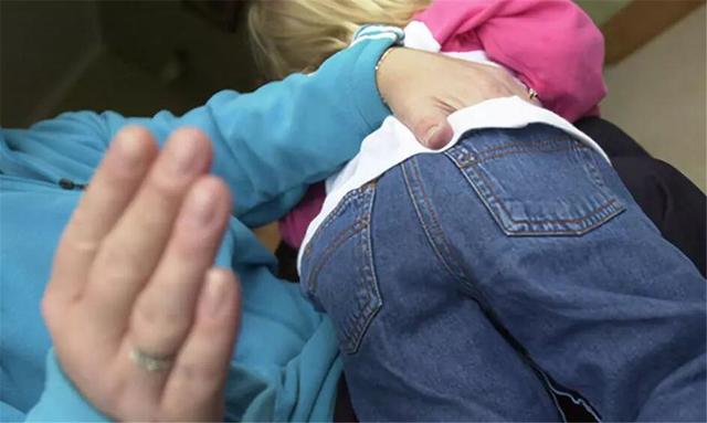 你的育儿经|孩子跪地痛哭：“我不买了！你别打了！”，失控的父母太可怕了