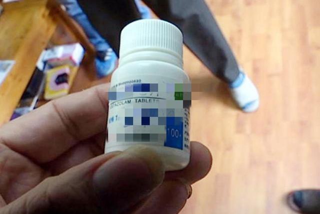 [你的育儿经]奶奶带宝宝睡觉从来不哭，宝妈疑惑偷看后崩溃，怒斥：不配当奶奶