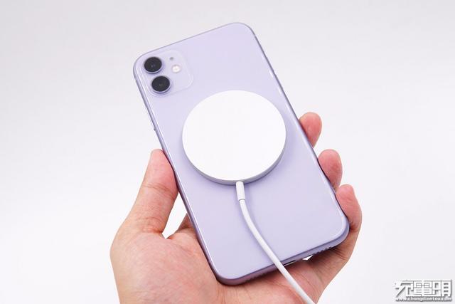 苹果MagSafe磁吸式无线充是指向未来的吗？