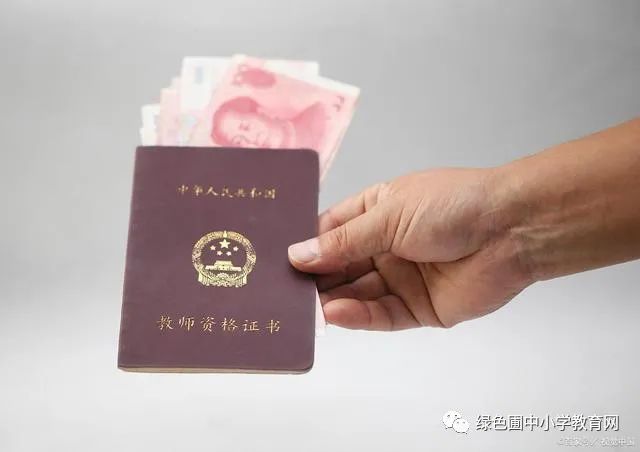 「夕阳下的彩虹」“教师送外卖，值得点赞，去补课就是有违师德”，你赞同吗？