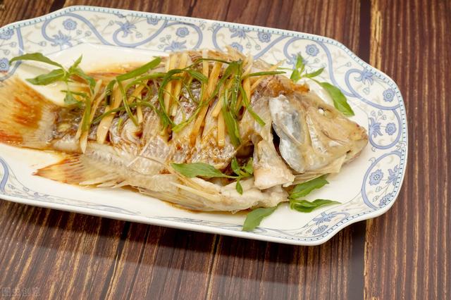 蒸鱼用冷水还是热水？饭店大厨分享正确做法，鱼肉鲜嫩没腥味