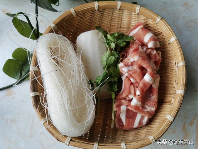 羊肉片别只会涮着吃，和这个食材是绝配，做成汤，营养味美又下饭