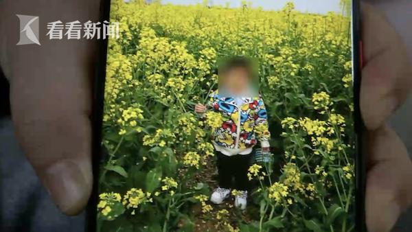 #你的育儿经#3岁女童油菜花地里游玩拍照 回到家脖子后的东西吓坏父母