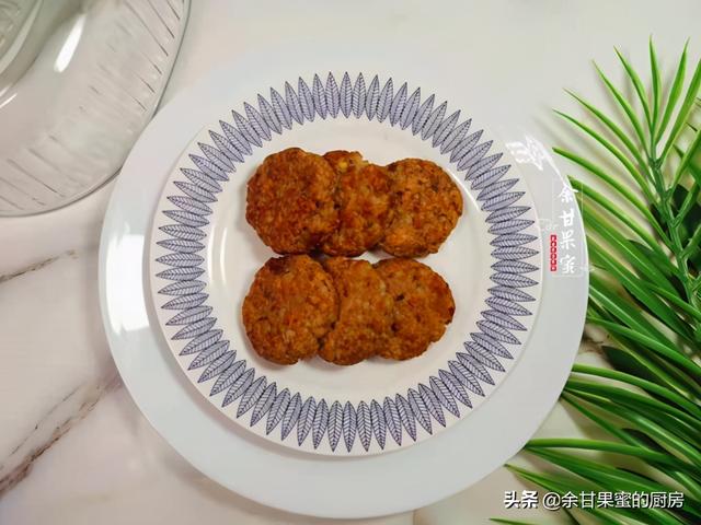 莲藕肉饼，不用油炸，简单几步就可上桌，外酥里嫩，又光盘