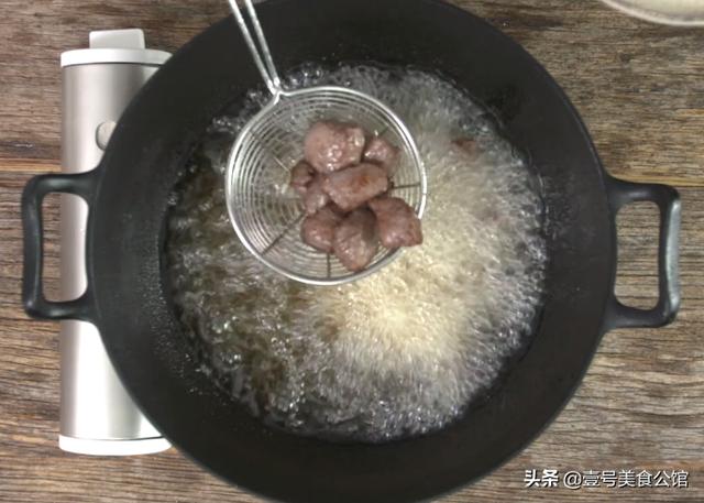 黑椒牛肉粒这样做太好吃，肉嫩营养，焦香四溢，家人爱吃的美食