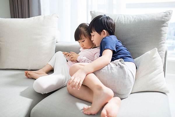「超级宝妈」孩子玩手机上瘾是谁的错？学会这3招，让孩子心甘情愿放下手机