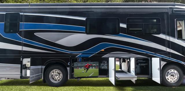 Winnebago Journey智能房车拥有室内外家庭影院