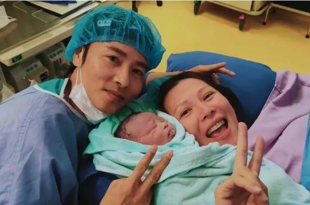 正儿八经小青年|女性高龄产子，产后“衰老”能有多快？有钱有颜的女星也不能免俗