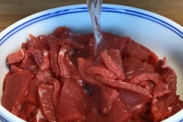 炒牛肉又嫩又好吃，别直接放盐和料酒腌制，教你正确方法和技巧