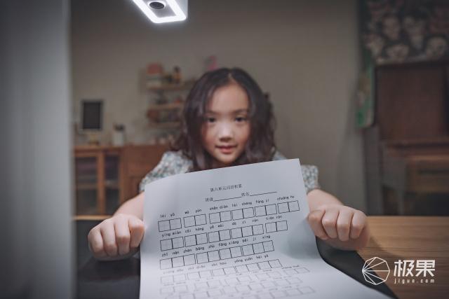 傻丫头的小幸福|护眼灯玩跨界？能扫描、能视频还能矫正坐姿，宝贝的成长就靠它了