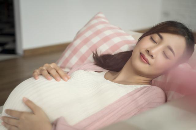 你的育儿经：孕中晚期，孕妇睡姿很重要，这个睡姿对胎宝宝好，孕妈提前知
