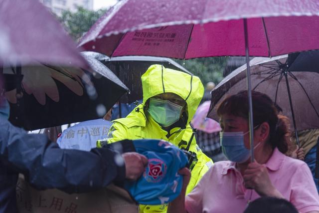 超级宝妈|萌娃返园 渝中警方冒雨守护幼儿园安全
