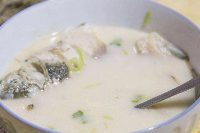 ?做鲫鱼汤，用开水还是凉水？做好3点，鱼汤更鲜更浓白，无腥味