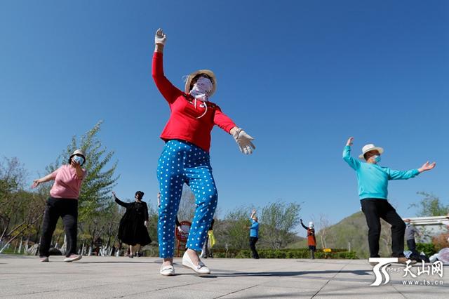【旅行百事通】世界地球日：游客乐享“五彩雅山”美景