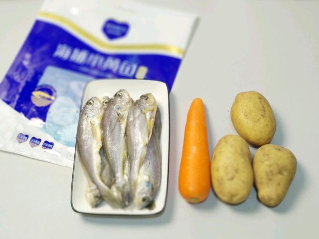 黄花鱼别总煎，加入咖喱炖一炖，这种吃法真的是太让人难忘了