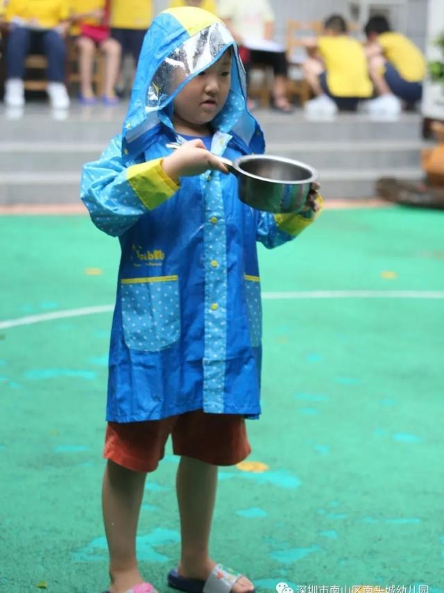 超级宝妈|谁说下雨天不能进行室外活动，这家幼儿园别出心裁做到了