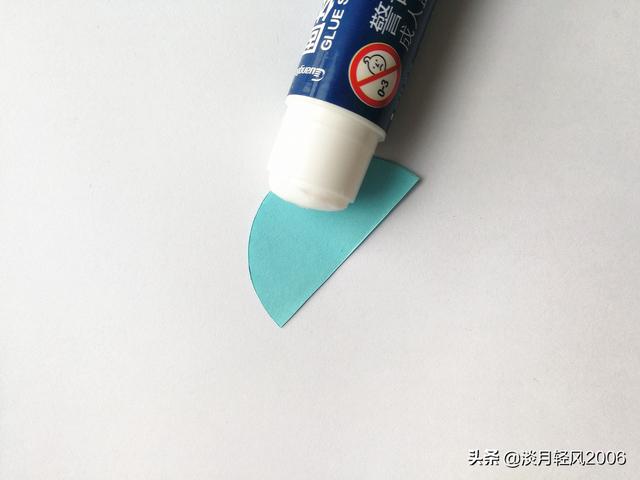 超级宝妈▲幼儿园简单小手工，用卡纸粘贴小鸟的教程，可以当手工作业
