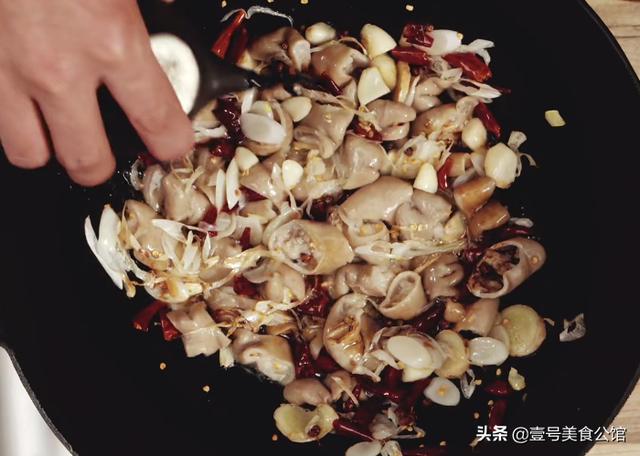 在家教你做好吃的爆炒肥肠，软嫩美味，鲜香营养，解馋的居家美食