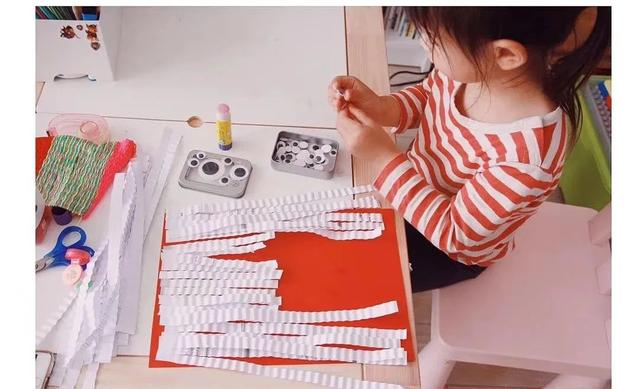 你的育儿经▲简单又美腻的宅家小手工，第一个就把女儿迷住了