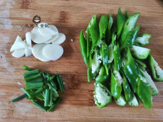 五花肉简单腌一腌，放锅里一煎，出锅后肥而不腻，吃着比烤肉还香