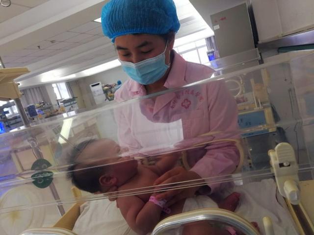 你的育儿经▲孩子一出生便被“托管”——“让我们来做你的妈妈”