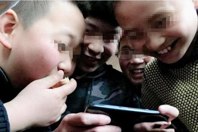 你的育儿经▲孩子偷看“网站”，以为删了记录就没事，却不知爸爸们都是过来人