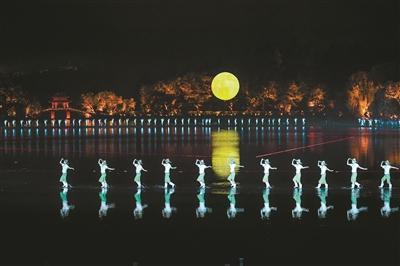 绝美巨扇再度打开《最忆是杭州》重新绽放在夜西湖之上|9号放映厅