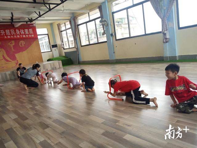 『超级宝妈』哥哥姐姐陆续返校了，幼儿们怎么办？体能训练专家这么建议