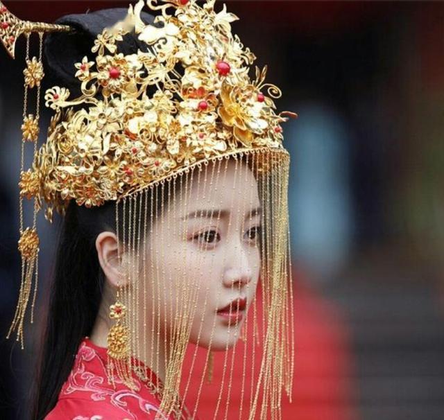 原来姜贞羽也是一名演员,在古装剧《恋恋江湖》中的新娘子扮相,也惊艳