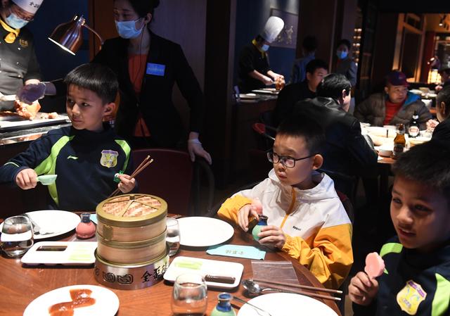 全聚德|元宵节到来之际，食客在全聚德跟着大厨学做汤圆