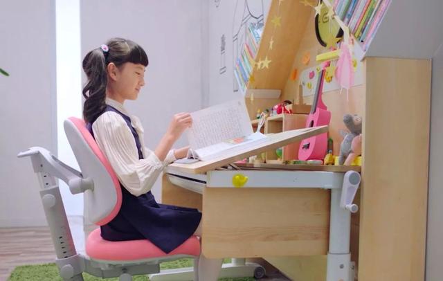 孩子的书桌放在卧室好，还是放在客厅好？关键要看孩子的专注力