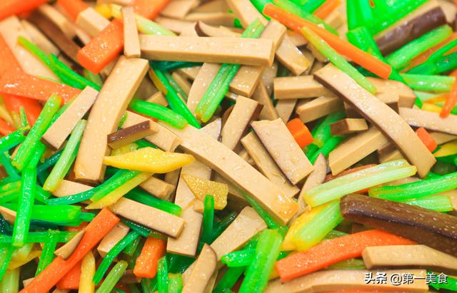 鸡蛋干怎么炒才好吃？大厨说就用最朴实的吃法！红黄配绿有食欲