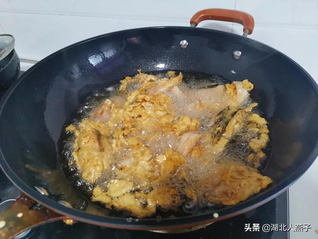 炸鱼块裹淀粉还是裹面粉？炸鱼块这样做金黄酥脆，鱼肉非常嫩