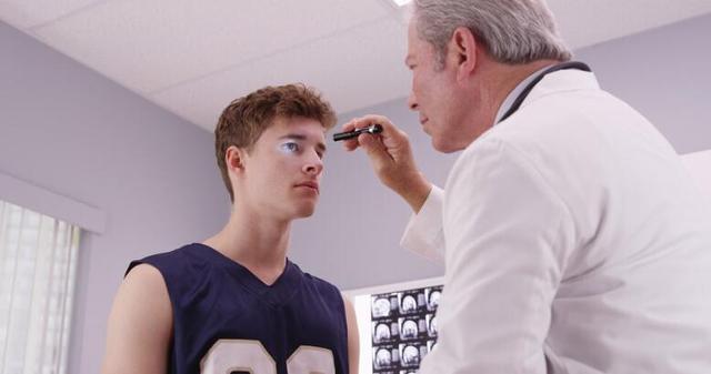 眼睛|眼睛护理很重要，不要在光线暗的地方看书