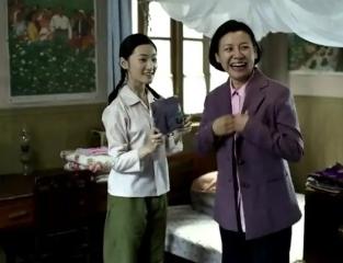 [你的育儿经]40岁妈妈待家里等复工，无聊时穿女儿校服，爸爸：给你再买2套