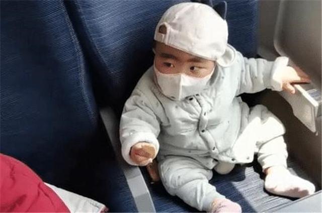 [超级宝妈]“最懂事宝宝”走红，吃一口饼干戴一下口罩，网友：安全意识满分