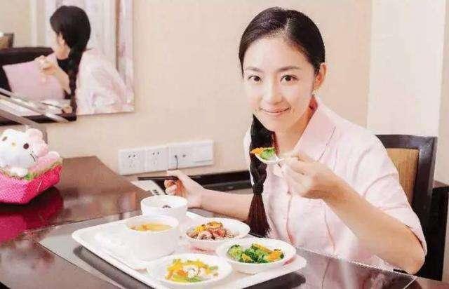 『超级宝妈』这个产妇太“霸气”,顺产完直接下床自行回病房,网友:最牛宝妈