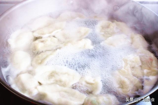 包白菜馅饺子，牢记“2放2不放”，饺子鲜嫩多汁，解馋又好吃