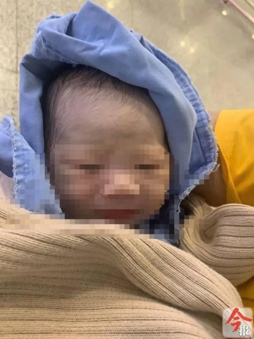超级宝妈|这个宝宝有点急！孕妇突临盆，火车站通道变“临时产房”