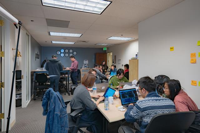 对话泼辣科技联合创始人梁逍：从克制出发，讲好一段属于修图工具的故事