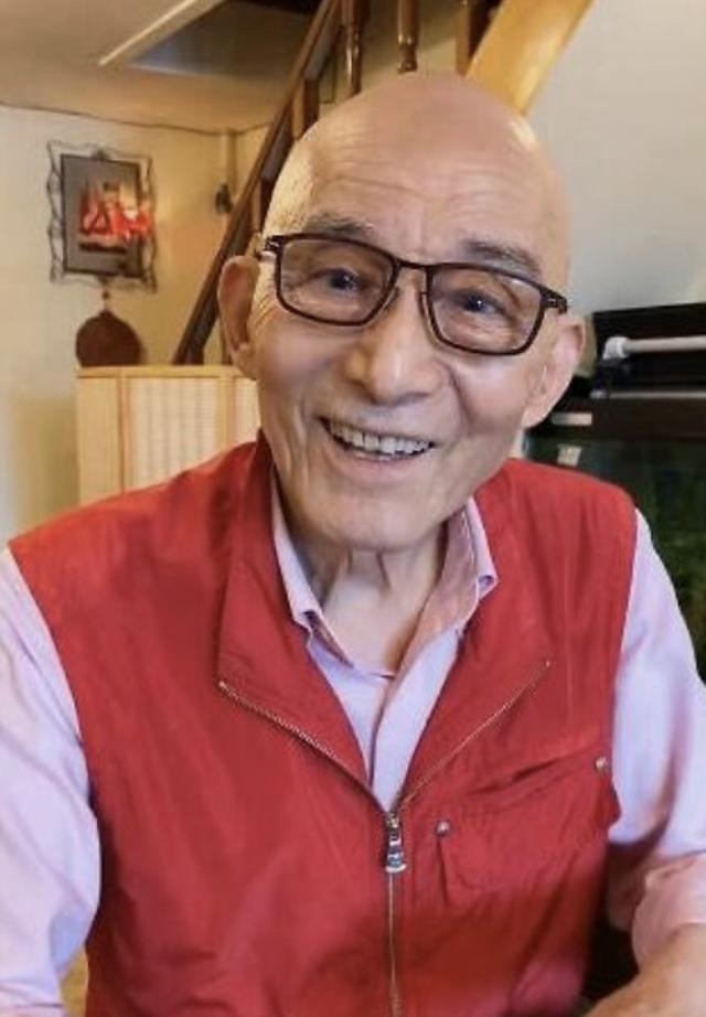 87岁游本昌近照曝光 穿红马甲气色佳|生活报